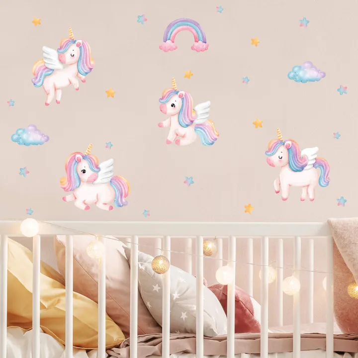 Adesivos de unicórnios em parede de quarto infantil